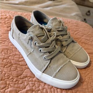 Blowfish Casual Low-Top Sneakers in Taupe